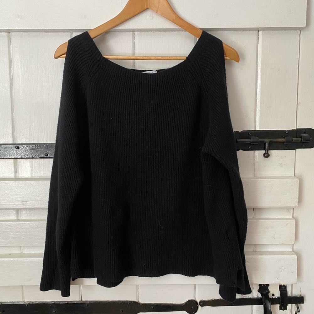Boutique Open sholder knit shirt